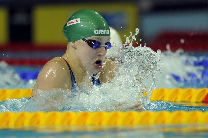 R. Meilutytė sėkmingai pradėjo tarptautines plaukimo varžybas 