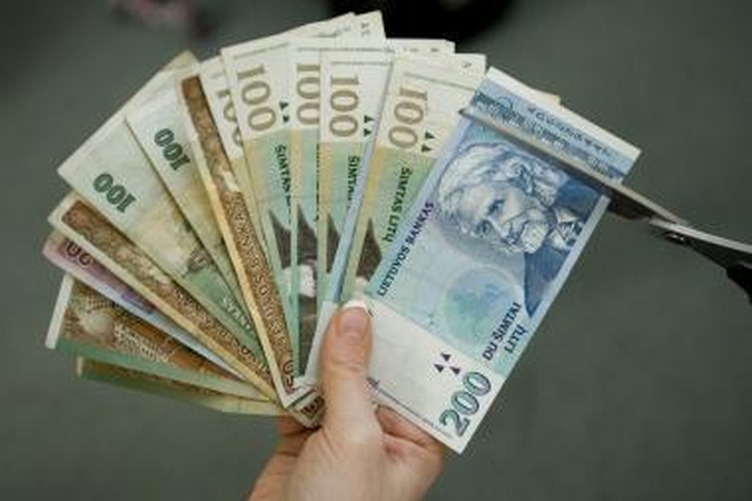 Vyriausybė nesutinka taikyti didesnių mokesčių daugiau uždirbantiesiems (papildyta)