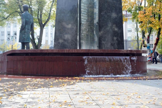 Vilniaus centre iš užsikimšusio fontano per kraštus liejosi vanduo