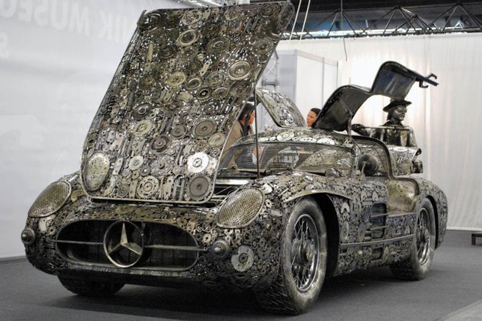 Frankurtas: iš metalo laužo „Mercedes-Benz 300 SL“
