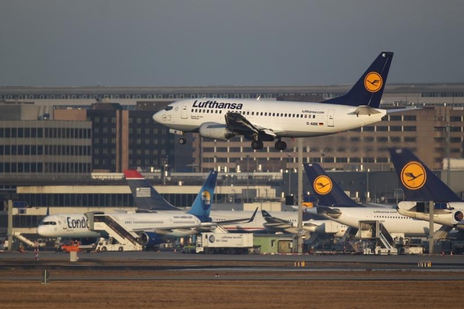 Frankfurte tęsiantis oro uosto streikui atšaukiama daugiau skrydžių