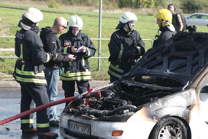 Važiuodamas iš techninės apžiūros centro sudegė lengvasis automobilis