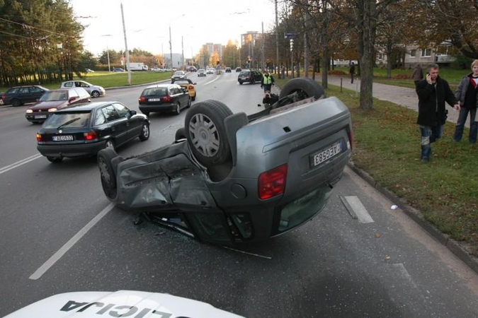 Per avariją Vilniuje apvirto moters taranuotas automobilis