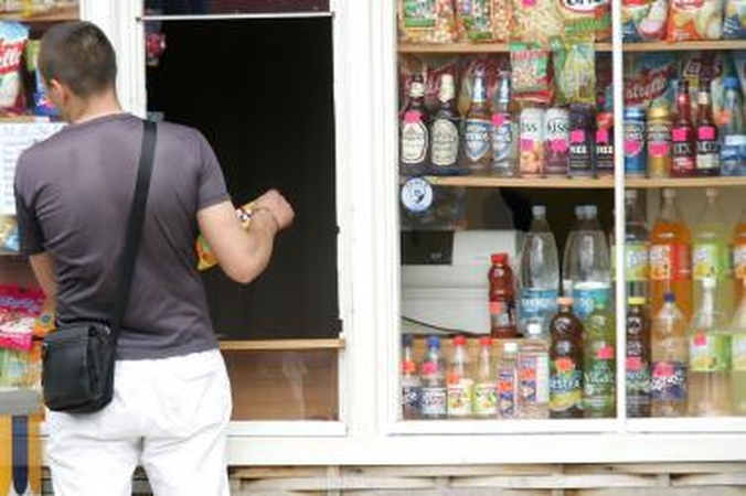 Naktinės užkandinės: alkoholis nuo grindų ir pasibaigusio galiojimo maistas