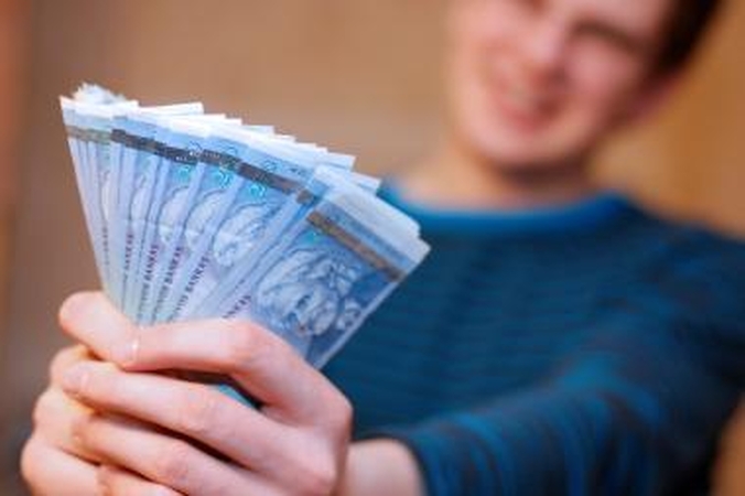 Vidutinė į rankas gaunama alga valstybės sektoriuje - 1792 Lt, privačiame - 1615 Lt