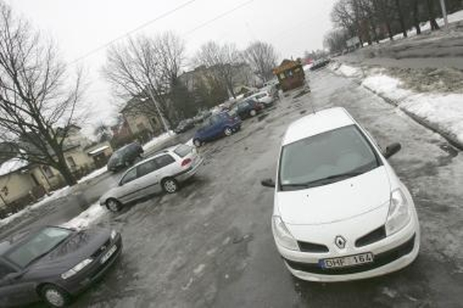 Klinikos statys daugiaaukštę automobilių stovėjimo aikštelę