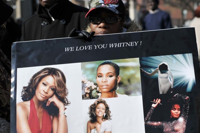 Žurnalo viršelyje išspausdinta mirusios Whitney Houston nuotrauka