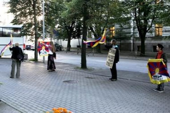 Kinijos vicepremjerą Vilniuje pasitiko Tibeto laisvės rėmėjai