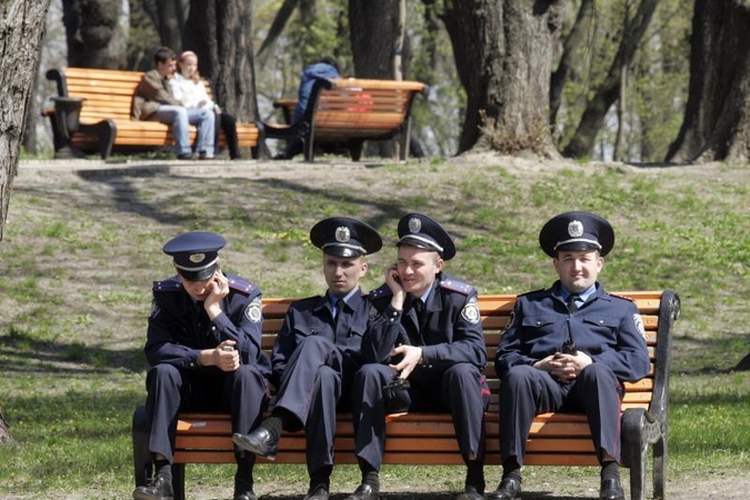 Darbe nusišlapinęs Rusijos milicijos pareigūnas tapo interneto sensacija