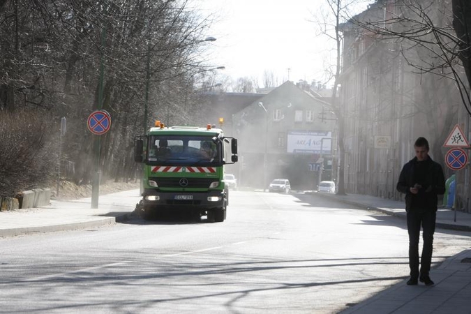 Klaipėdoje pagaliau valomi kelkraščiai  