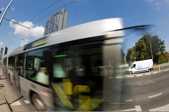Autobuso vairuotojas sumanė palenktyniauti