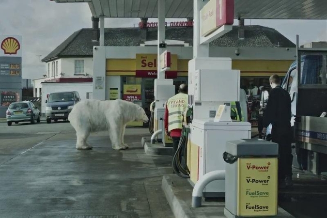 „Greenpeace“ Londone aptiko benamį baltąjį lokį
