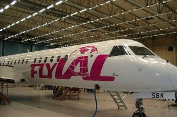 „flyLAL“ neigia stabdanti veiklą