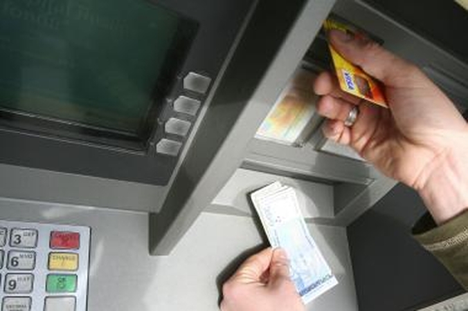 Vagys mėgino pagrobti bankomatą