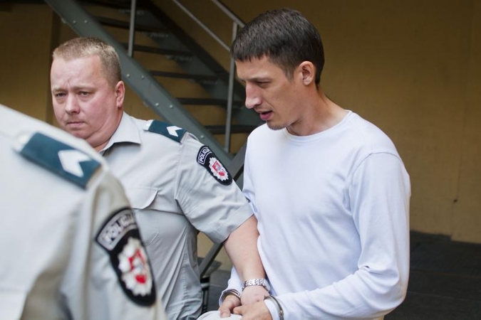 Sieros rūgštimi apipilta mergina iš kaltininkų reikalaus milijono litų