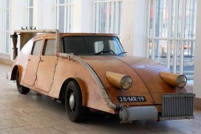 Automobilis, kūrenamas malkomis