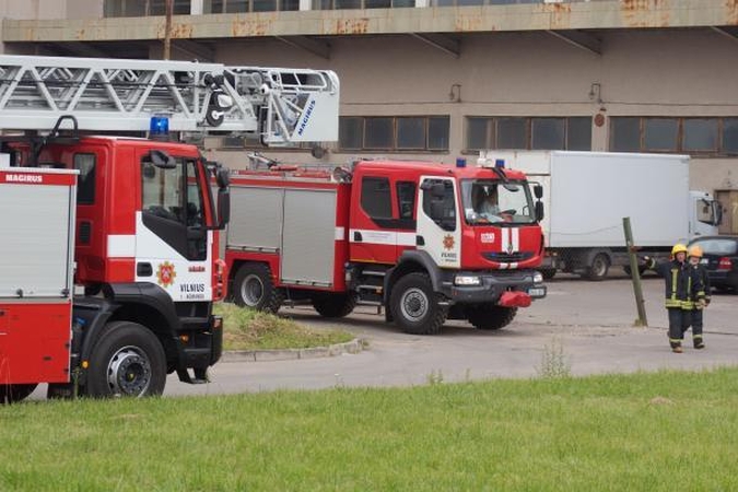 Spaudos rūmų stogą remontavę darbininkai sulaukė ugniagesių