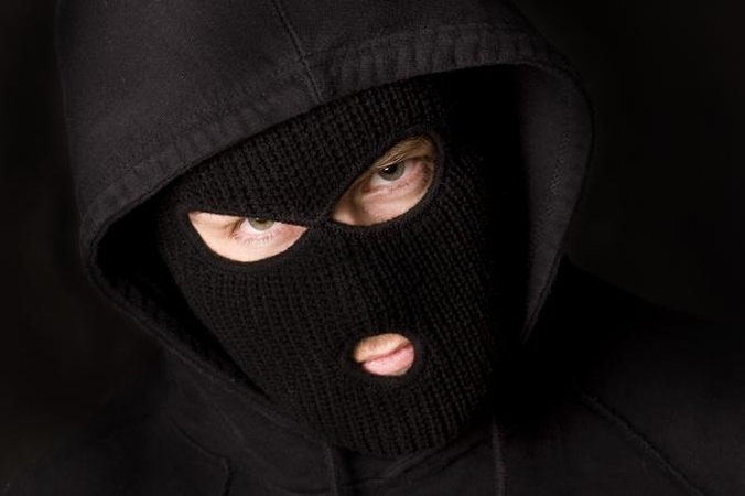 Laiptinėje plėšikai iš moters pagrobė aukso žiedus ir piniginę