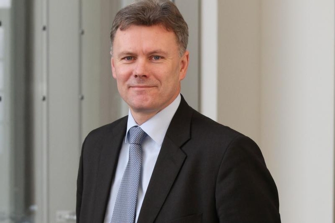 Spyris žemiau                           juostos