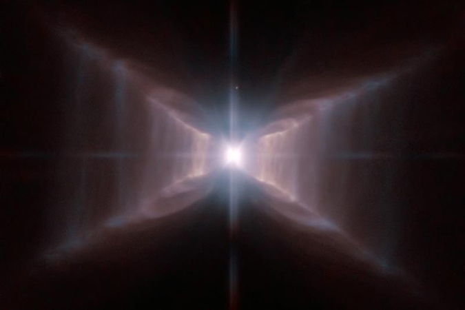 Kosminiai „Hubble“ šedevrai (3): keturkampė žvaigždė