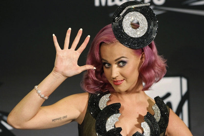 Katy Perry plaukus nusidažė rožine spalva