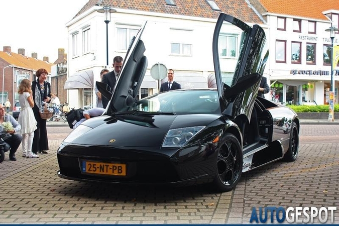Jaunieji į bažnyčią – su „Lamborghini Murcielago“