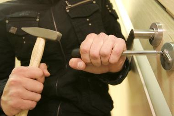 Pavogė seifą, pistoletą, papuošalų ir visureigį