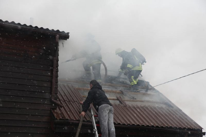 Gargžduose degė namas, išgelbėta moteris su vaiku (papildyta)