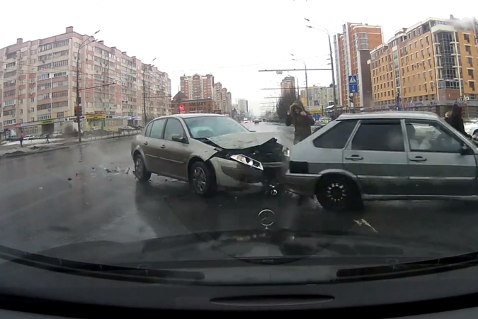 Kazanėje dvi pėsčiosios sugebėjo „išlaviruoti“ tarp dviejų automobių