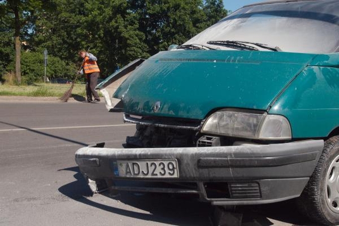 Šalia sostinės Kalvarijų turgaus po avarijos užsidegė automobilis