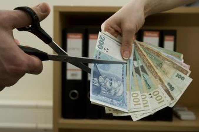 Atlyginimai krito mažiau negu tikėtasi