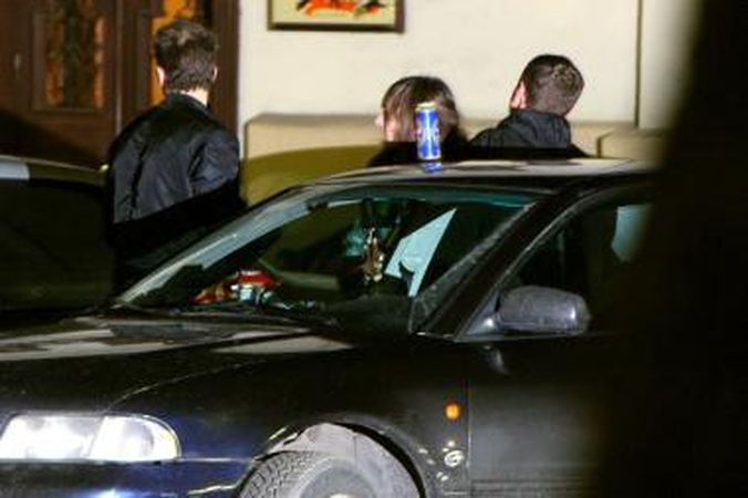 Pagrasino pistoletu, atėmė 450 litų ir pabėgo