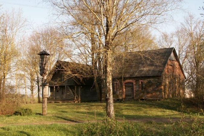 Pakruojo rajone suniokotas Balsių dvaras, kuriame gyveno K. Binkis