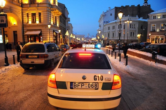 Sostinės centre naujas policijos automobilis rėžėsi į stulpą