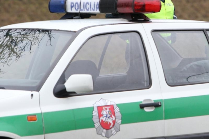 Policijos tyrėjo automobilis nepraleido dviratininkės
