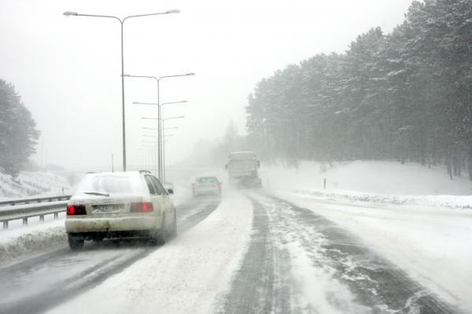 Klaipėdos regione kelininkai traukė užklimpusius automobilius