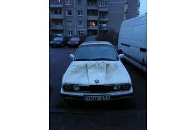 Apleistas BMW jau dvejus metus stovi Šilainiuose