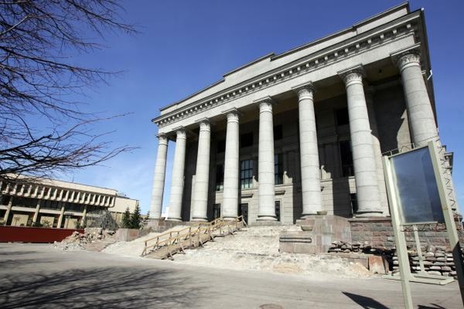 Dėl skulptūros prie M.Mažvydo bibliotekos nupjautos šešios liepos
