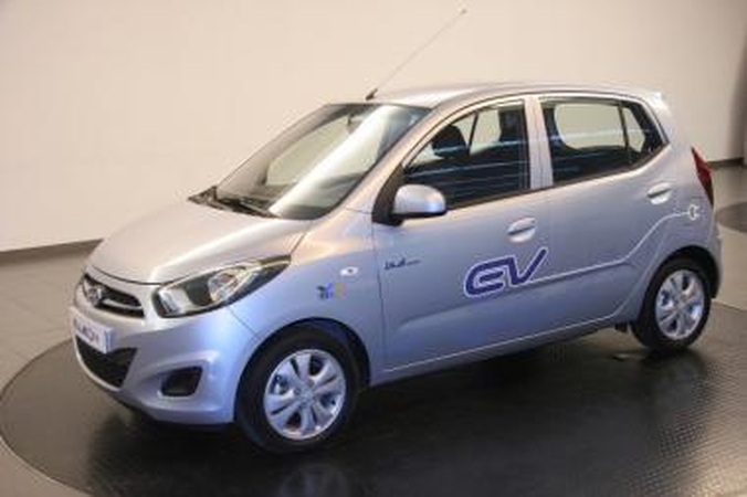 „Hyundai“ pristatė visuomenei savąjį elektromobilį „BlueOn“