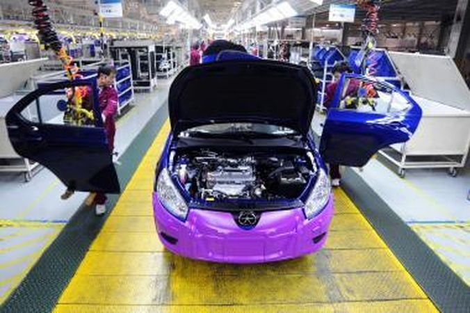 Automobilių pardavimai Kinijoje sausį pasiekė naują rekordą