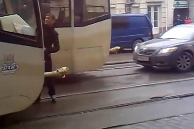Tramvajau, praleisk automobilį! (prieš tave - įkalęs naujasis rusas)
