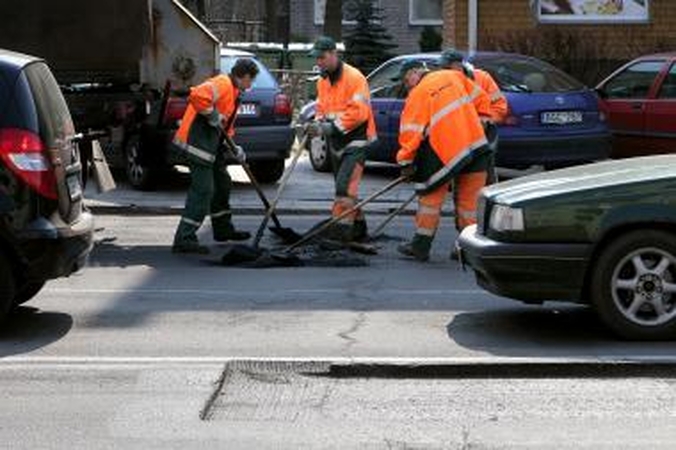 Kodėl kelininkai duobes gremžia prieš lietų?