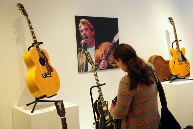 Aukcione parduota aktoriaus R.Gere'o gitarų kolekcija