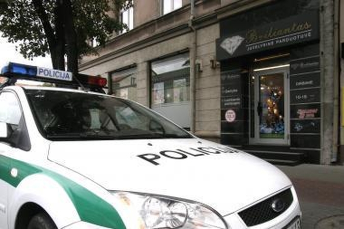 Klaipėdoje į parduotuvę „Briliantas“ įsibrovė nusikaltėliai