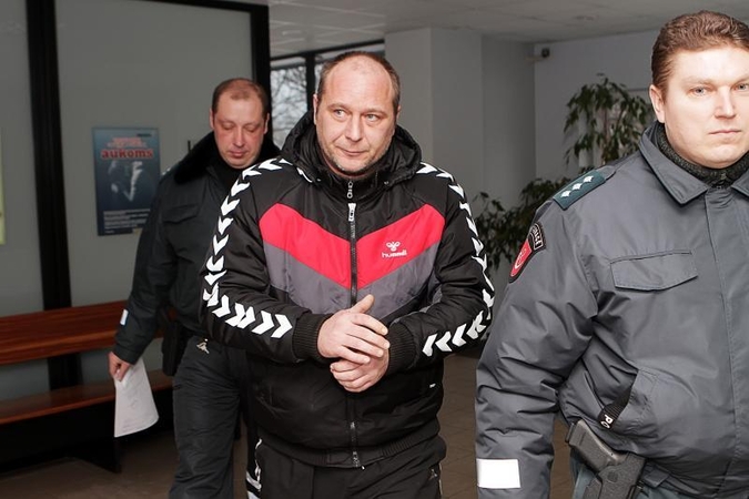 Dėl sukčiavimo sulaikyti policijos pareigūnai savo kaltę neigia