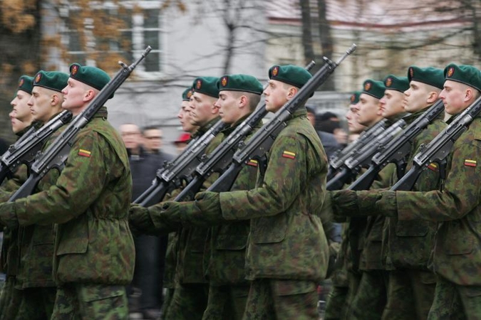 Po reformos kariai į darbą bando grįžti per teismus