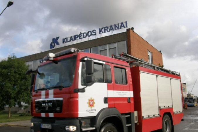 Šilalėje ugniagesiai skubėjo gesinti užsidegusio namo