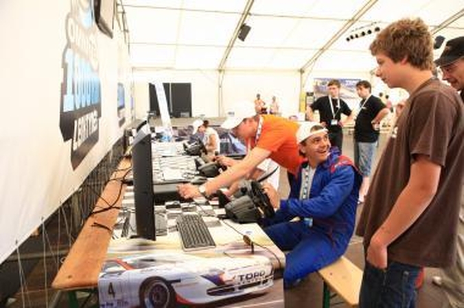 1000 km lenktynės: žmonės renkasi lenktynių klube