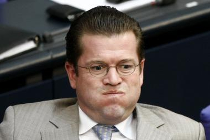 Vokietijos mokslininkai ragina atstatydinti susikompromitavusį gynybos ministrą