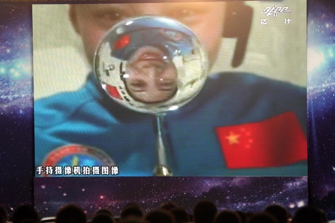 Kinijos astronautė vedė pamoką vaikams iš kosmoso